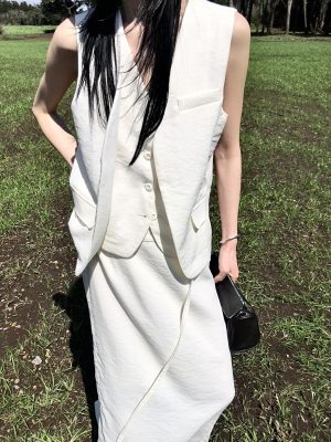 俐落層次西裝背心 & 極簡廓形長裙