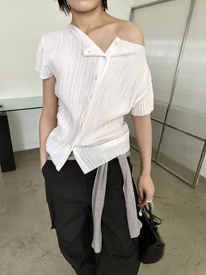 可斜領翻領壓紋上衣
